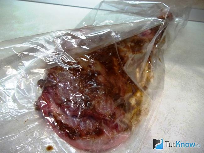 Баранья нога маринуется