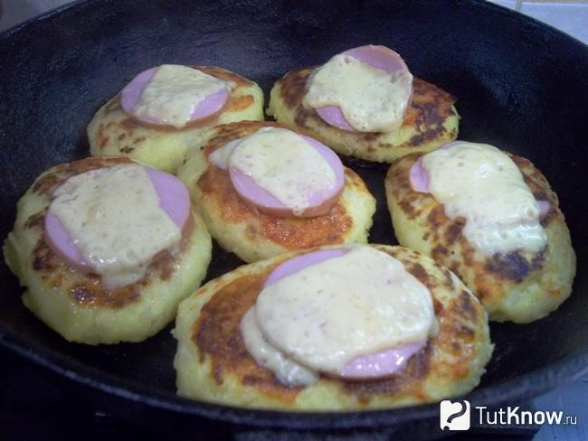 Готовые картофельные зразы с колбасой и сыром