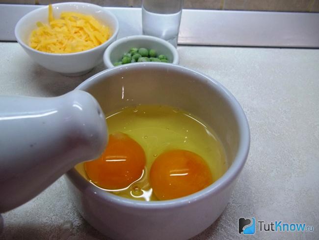 Яйца вылиты в миску и приправлены солью