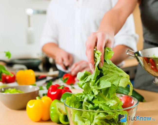 летний салат рецепт классический простой. 1629059545 prigotovlenie letnego salata. летний салат рецепт классический простой фото. летний салат рецепт классический простой-1629059545 prigotovlenie letnego salata. картинка летний салат рецепт классический простой. картинка 1629059545 prigotovlenie letnego salata. Читайте нашу подборку самых ярких, вкусных и простых рецептов летних салатов, выбирайте и готовьте самые интересные и делитесь своими впечатлениями.