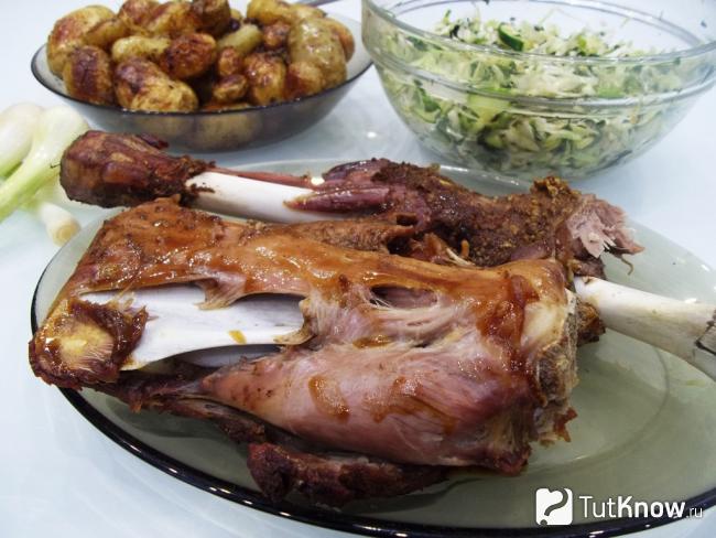 Готовая баранья нога, запеченной в духовке