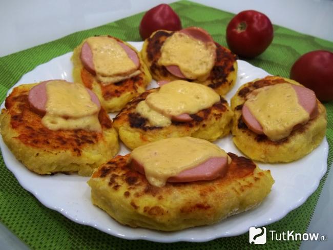 Готовые картофельные зразы с колбасой и сыром