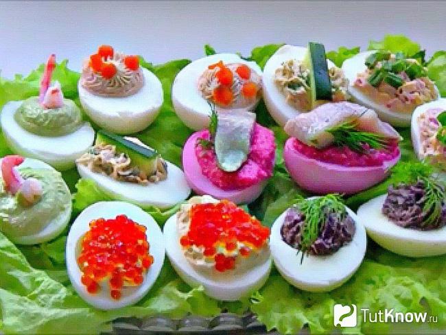 Яйца, фаршированные креветками и крабовыми палочками