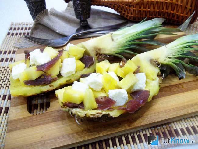Салат с сыром и балыком в кожуре ананаса