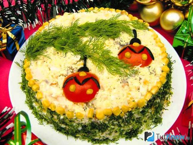 Салат с курицей, яйцами и огурцами