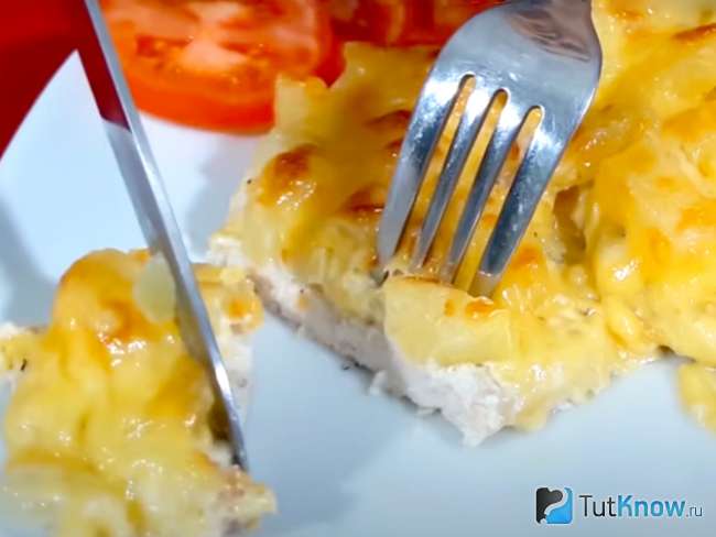 Отбивная из куриной грудки с ананасами