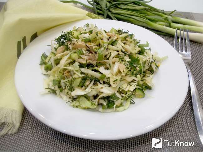 Зеленый салат с куриной грудкой