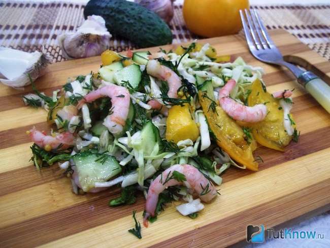 Салат с креветками, капустой и помидорами