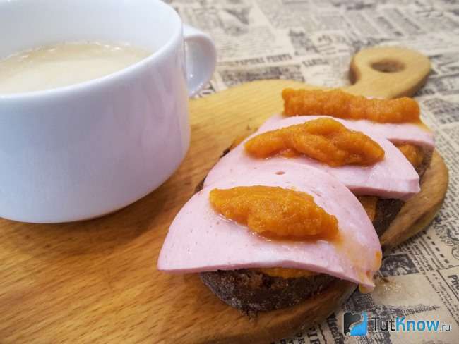 Гренки с кабачковой икрой, сыром и колбасой