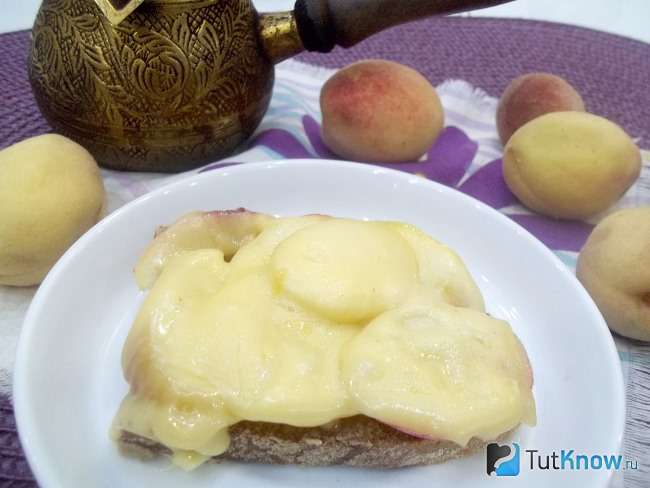 Горячие бутерброды с кабачками, чесноком и сыром