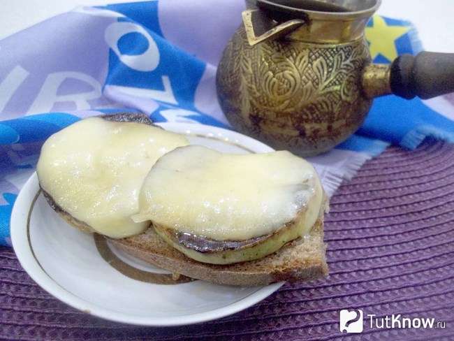 Простые гренки с кабачками и сыром