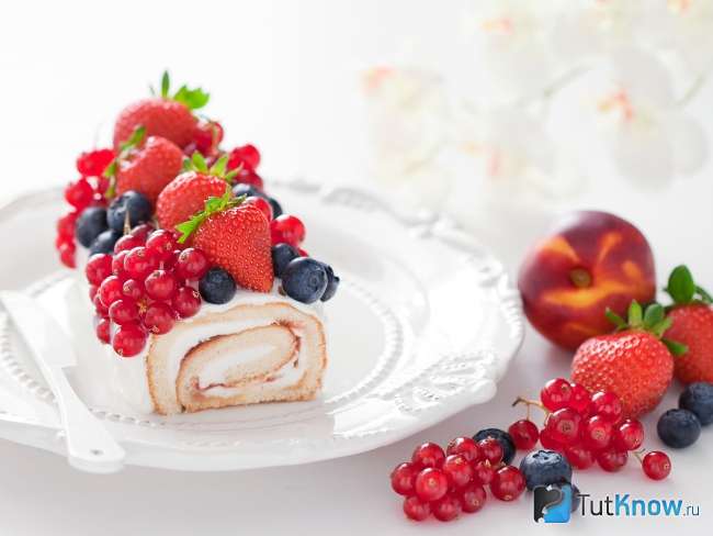 Классический бисквитный рулет с клубникой
