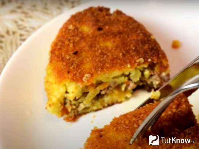 Картофельные зразы с капустой на сковороде