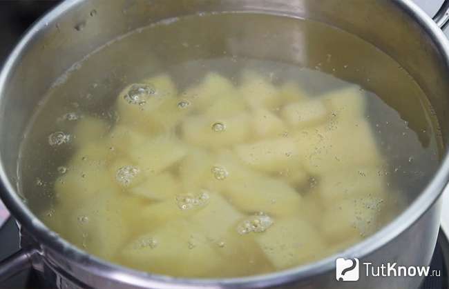 Картофель варится