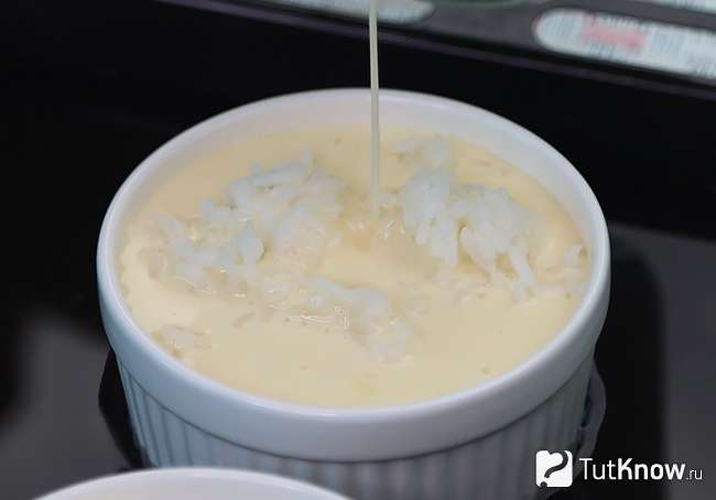 Молочной смесью наполнить формы с рисом