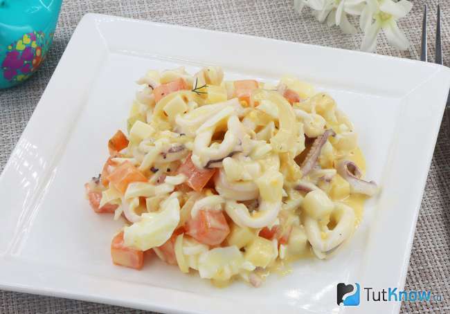 Салат с кальмарами, яйцом и сыром
