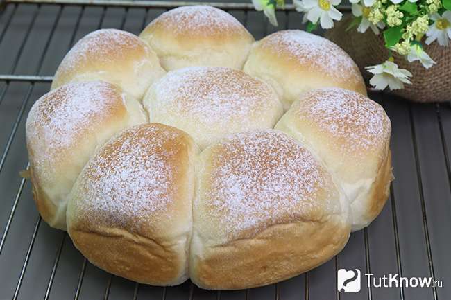 Готовые пышные булочки на решетке
