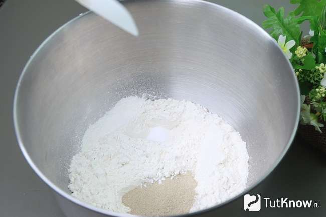 Просеянная мука, дрожжи, сахар, соль