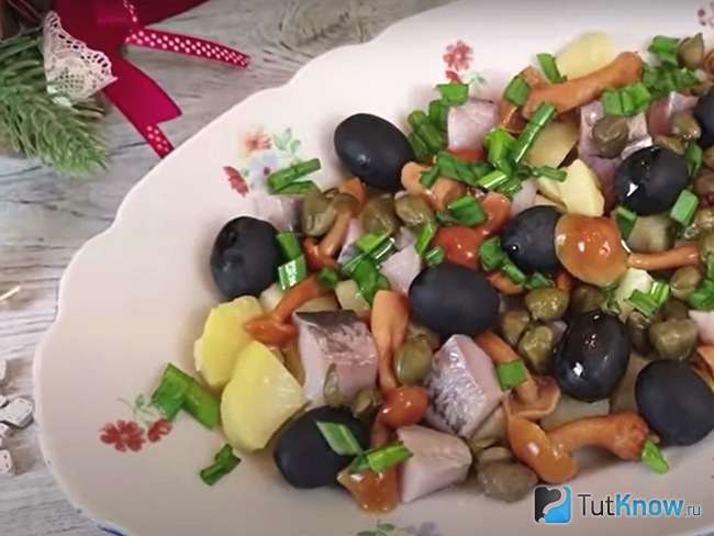 Салат с селедкой, картофелем и оливками
