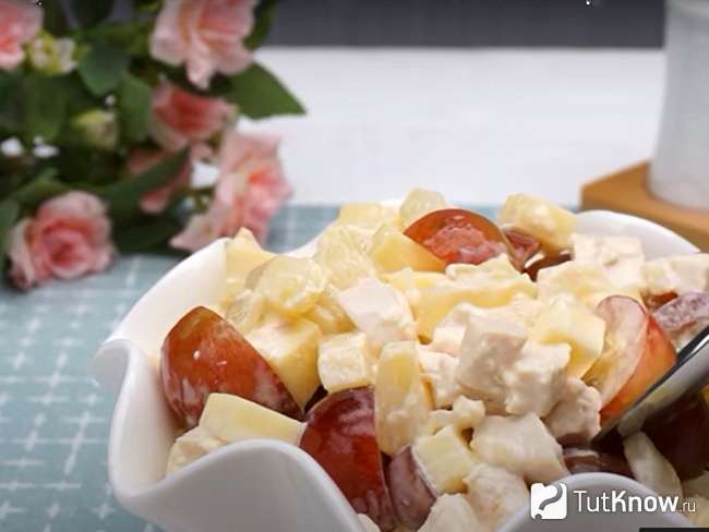 Салат с ананасами, сыром и ветчиной