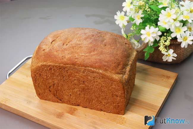 Готовый вкусный ржаной хлеб кирпичик