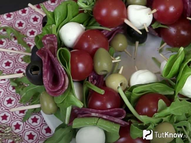 Шпажки с сыром и помидорами черри