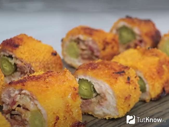 Рулет из индейки с грибами и оливками