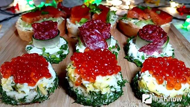 Мини-бутерброды с красной икрой на Новый год