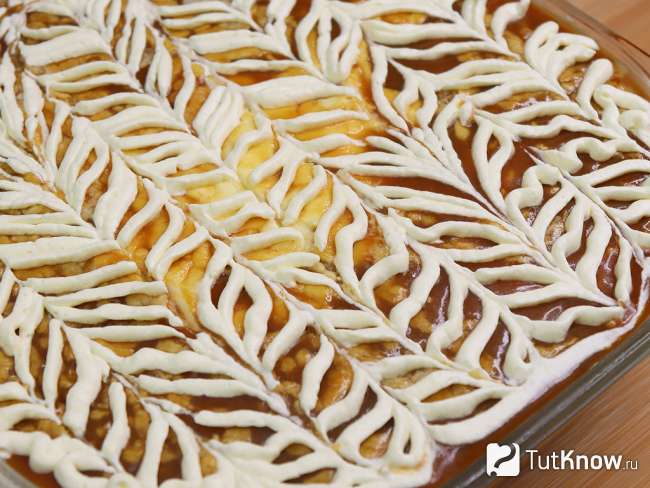 Влажный молочный торт с карамелью и кремом