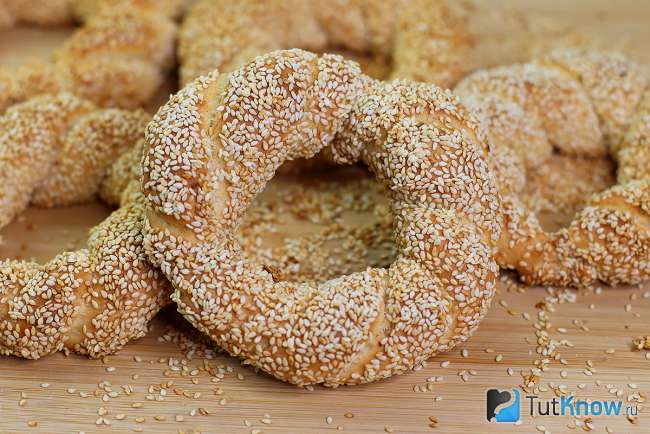 Плетеные молочные булочки с кунжутом в духовке