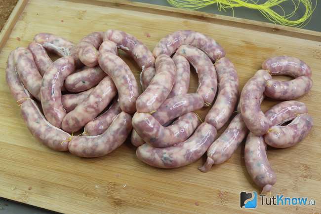 Свиная колбаса по-тайски с лемонграссом и листьями каффир-лайма