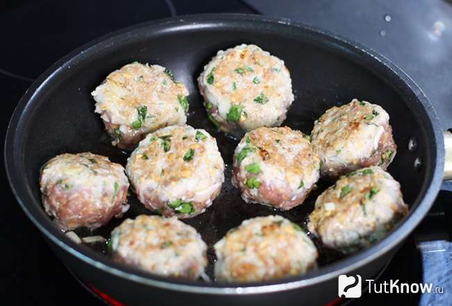Обжаренные мясные шарики на сковороде