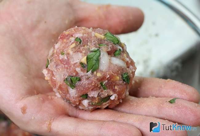 Сформированный мясной шарик из свиного фарша