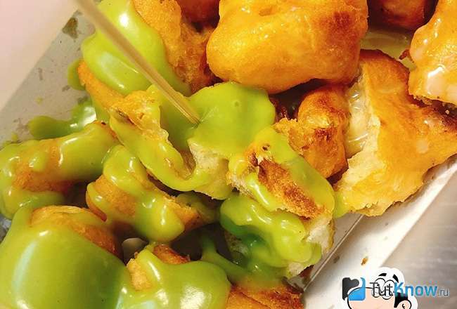 Тайский Pa Thong Ko с зеленым сгущеным молоком и соком пандана