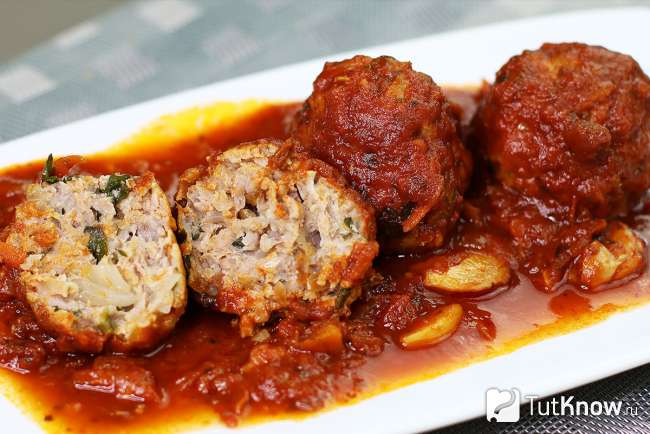 Готовые мясные шарики с орехами в томатном соусе