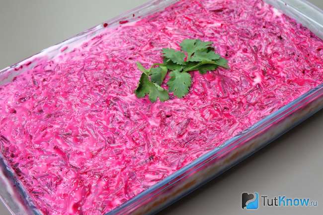 Селедка или скумбрия под шубой с яблоком