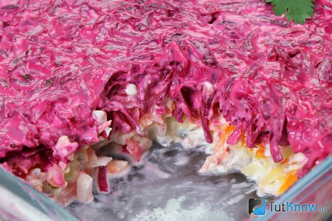 Скумбрия под шубой с яблоком и яйцами