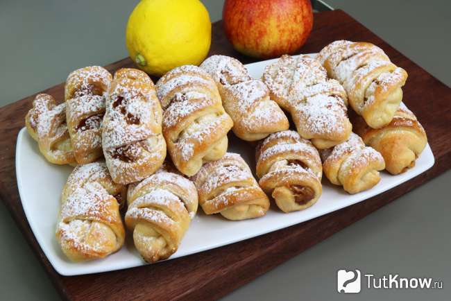 Рогалики из творожного теста с яблоком и корицей