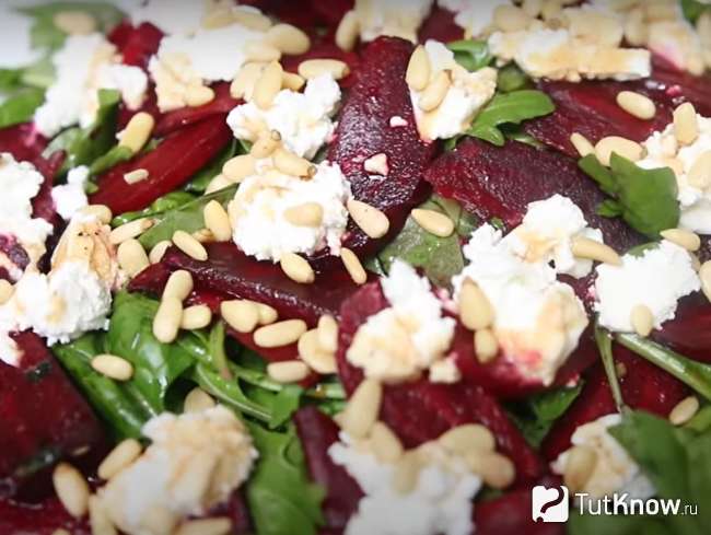 Салат с обжаренной свеклой и козьим сыром