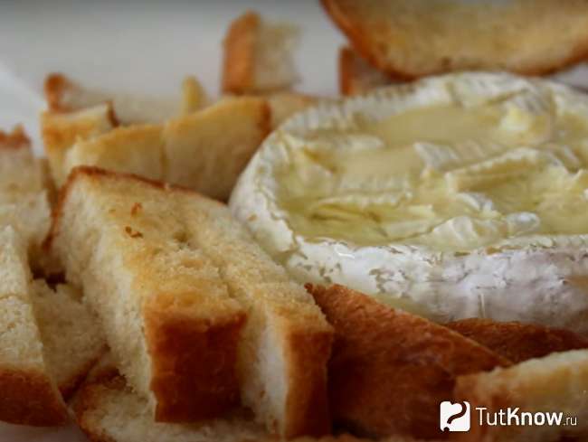 Запеченный Бри с клюквой и розмарином