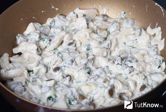 Жульен с грибами сметаной и сливками на сковороде