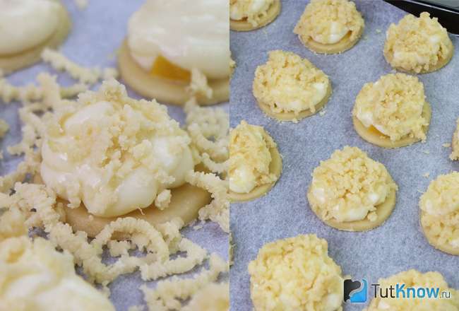 Печенье с заварным кремом и персиками