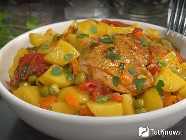 Тушеная курица с овощами