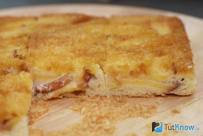 Готовый яблочный пирог с карамелью – нежный и вкусный