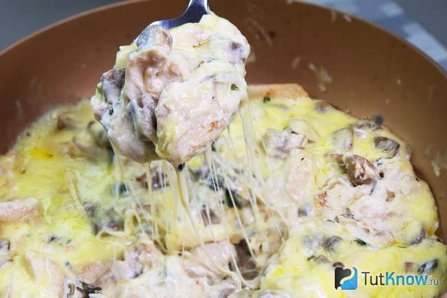 Жульен с грибами и курицей на сковороде