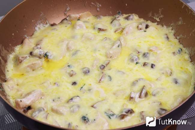 Жульен с грибами, курицей и сыром на сковороде