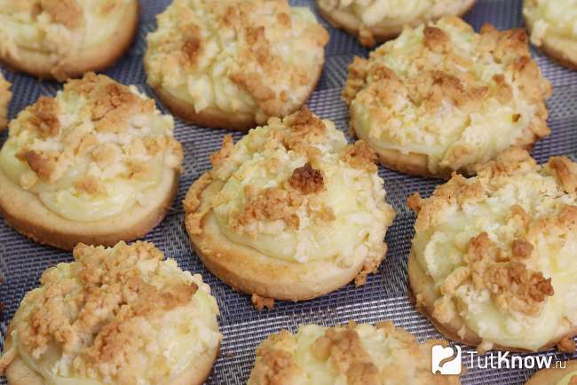 Печенье с заварным кремом и персиками