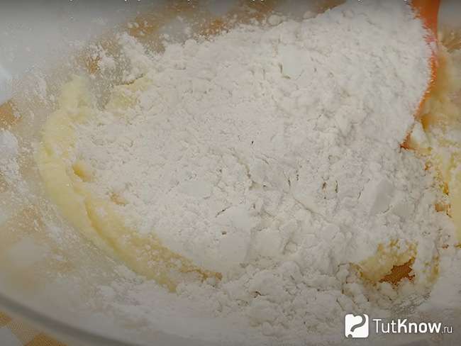 Приготовьте коржи для пирожные шу