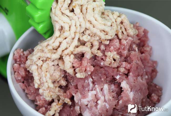 Свинина пропущенная через мясорубку с хлебом и чесноком