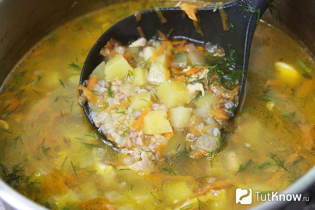 Готовый гречневый суп с курицей и картошкой